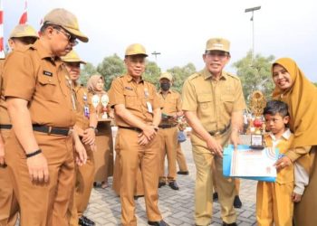 Wako Ahmadi Serahkan Penghargaan & Hadiah Kepada Para Pemenang Lomba Dalam Rangka Hari Anak Nasional