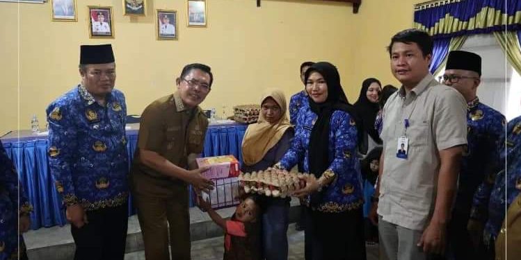 Cegah Stunting, Wako Ahmadi Serahkan Bantuan Makanan Tambahan