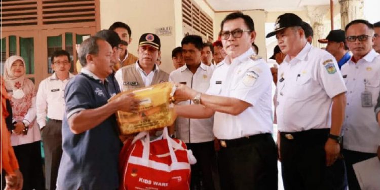 Wako Ahmadi Serahkan Bantuan Untuk Korban Kebakaran