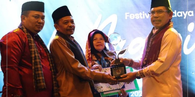 Kades Talang Lindung Zulpajri, SH Terima Penghargaan Kementerian LH