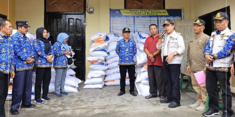 Wako Ahmadi Serahkan Bantuan Beras Kepada Masyarakat Korban Banjir