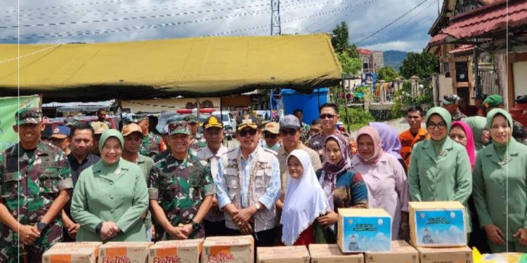 Wako Ahmadi dan Pangdam II Sriwijaya serahkan Bantuan Bagi Korban Banjir