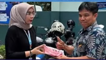 Usung Semangat Kemerdekaan, Perumda AM Kota Padang Bagikan Bendera Merah Putih