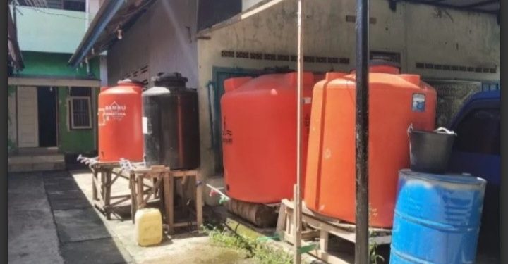 Air Bersih Pakai Mobil Tangki ke Kawasan Terdampak Pascabencana Disalurkan Perumda Padang